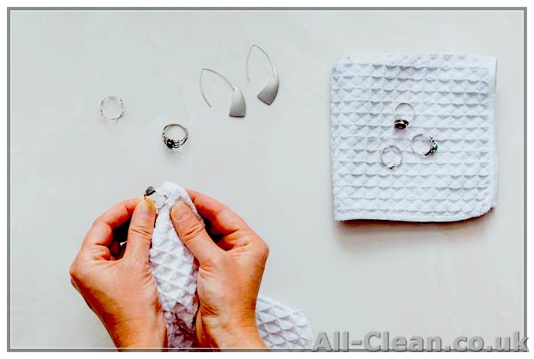 Efficient Ways to Clean Silver Jewellery at Home