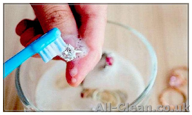 Easy and Effective Way to Clean Gold Jewelry with Vinegar and Baking Soda